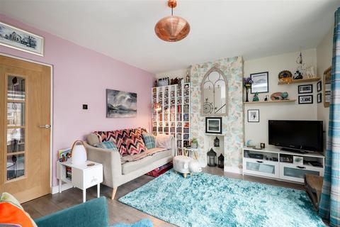 2 bedroom flat for sale, Frensham Drive, London
