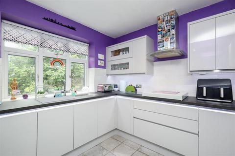 2 bedroom flat for sale, Frensham Drive, London