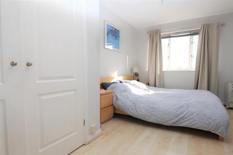 2 bedroom flat to rent, Broomhill Road, London