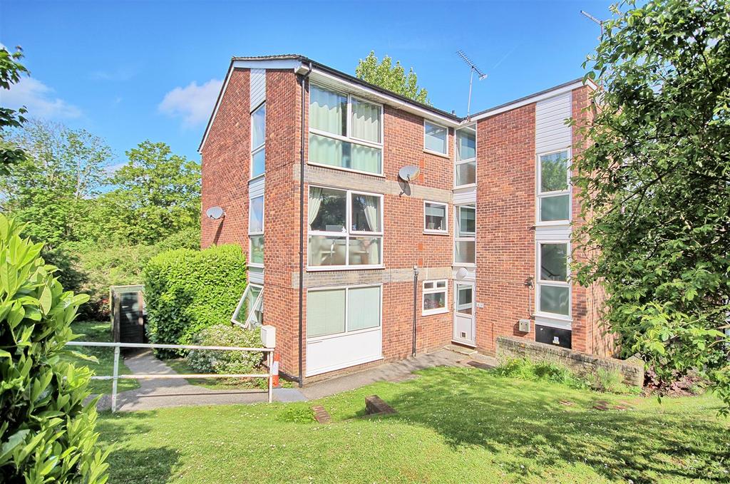 Southall Close, Ware SG12 2 bed apartment for sale £250,000