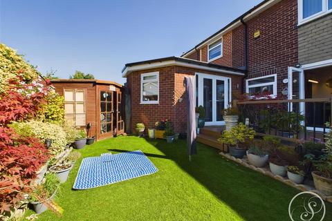 4 bedroom semi-detached house for sale, Temple Close, Leeds