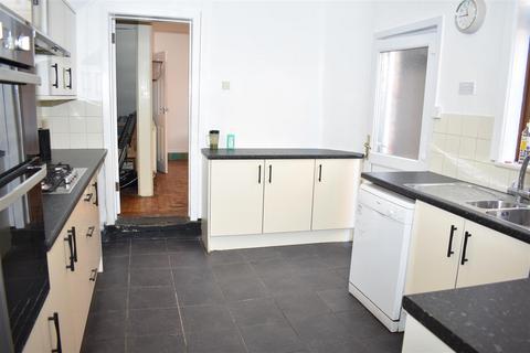 4 bedroom terraced house to rent, Gainsborough Road, Crewe, Cheshire