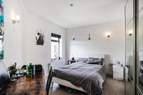 4 bedroom apartment to rent, Villiers Road, Willesden, NW2