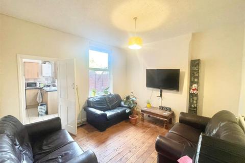 5 bedroom semi-detached house to rent, *£127pppw Excluding Bills* Midland Avenue, Lenton, NG7 2FD - UON
