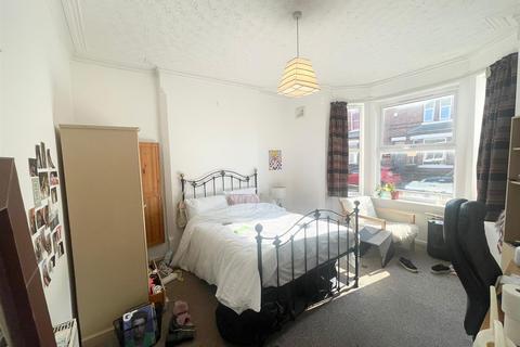 5 bedroom semi-detached house to rent, *£127pppw Excluding Bills* Midland Avenue, Lenton, NG7 2FD - UON