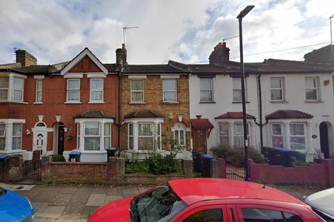 3 bedroom flat to rent, Clive Road., Enfield