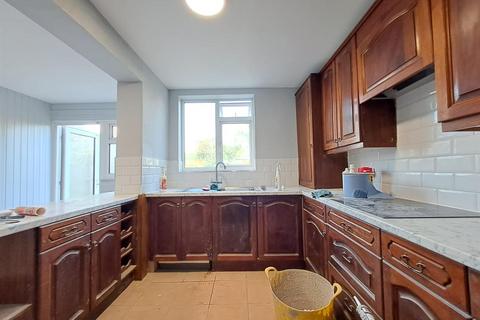 3 bedroom flat to rent, Clive Road., Enfield