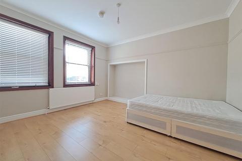 2 bedroom flat to rent, Albert Road, Chatham