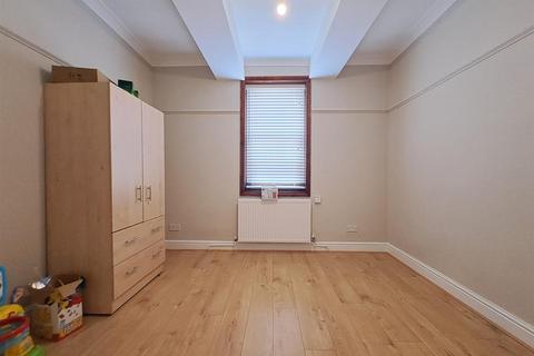 2 bedroom flat to rent, Albert Road, Chatham