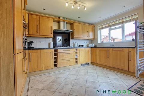 3 Biggin Close, Danesmoor, Chesterfield, S45 9TF