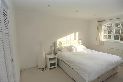3 bedroom terraced house to rent, Angas Court, Weybridge KT13