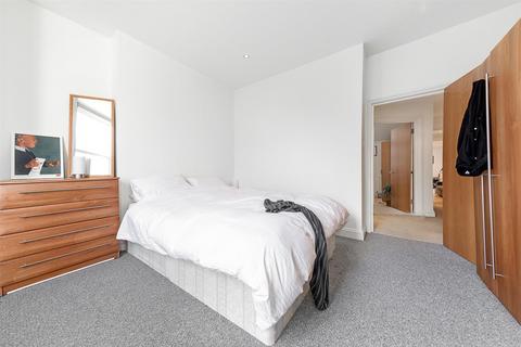 2 bedroom flat to rent, Hambalt road, SW4