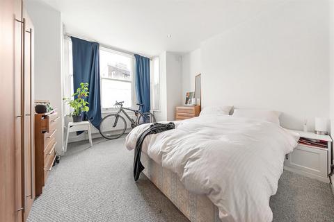 2 bedroom flat to rent, Hambalt road, SW4