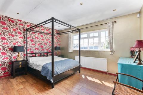 5 Blenheim Close, London, SW20 9BD