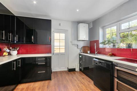 5 Blenheim Close, London, SW20 9BD