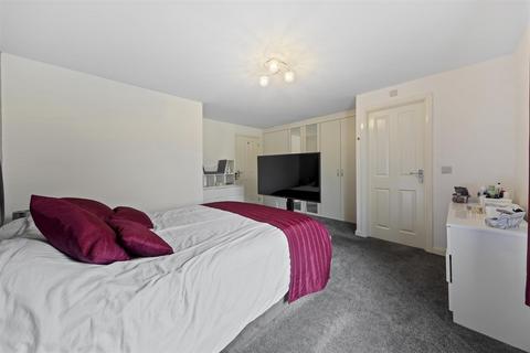4 bedroom detached house for sale, Thruxton Close, Burton Latimer NN15