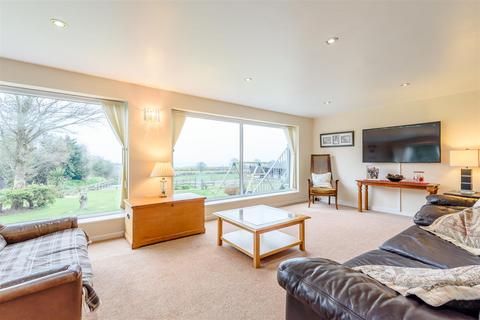 undefined, Brynrefail, Dulas