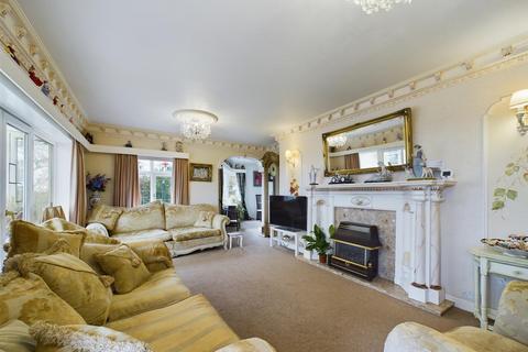 4 bedroom detached bungalow for sale, Trafalgar Crescent, Bridlington