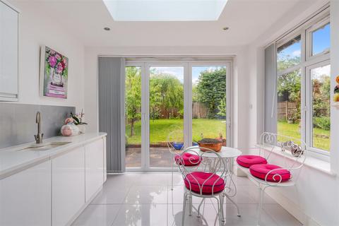 22 Hambledon Hill, Epsom, KT18 7BZ