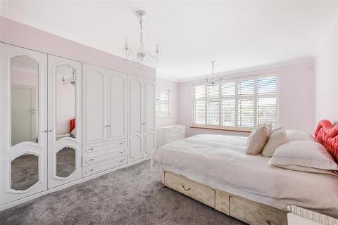 22 Hambledon Hill, Epsom, KT18 7BZ