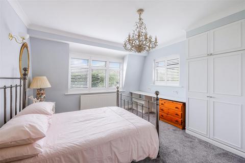 22 Hambledon Hill, Epsom, KT18 7BZ