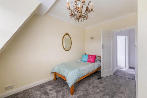 22 Hambledon Hill, Epsom, KT18 7BZ