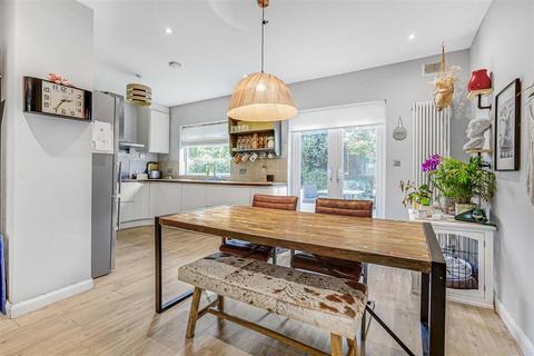 3 The Close, Richmond, TW9 4QW