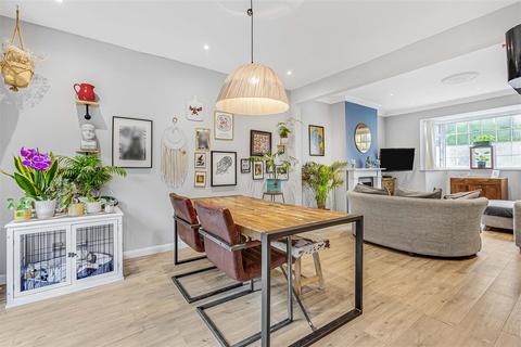3 The Close, Richmond, TW9 4QW