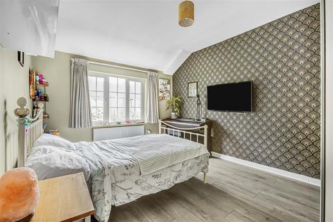 3 The Close, Richmond, TW9 4QW