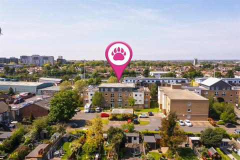 2 bedroom flat for sale, Kenway, Southend-on-Sea SS2