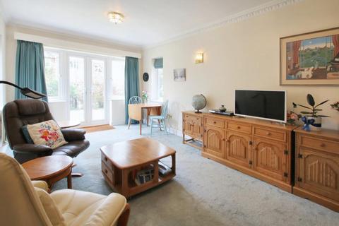 2 bedroom apartment for sale, GARLANDS ROAD, LEATHERHEAD, KT22