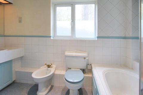 1 Tregarthen Place, Leatherhead, KT22 7XL