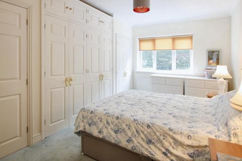 1 Tregarthen Place, Leatherhead, KT22 7XL