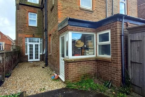 2 bedroom flat to rent, Flat 1, 63 Cantelupe RoadBexhill On SeaEast Sussex