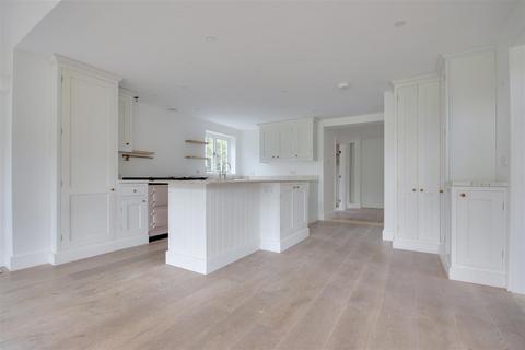 5 bedroom detached house to rent, Wooden House Lane, Pilley, Lymington