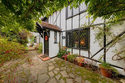 5 bedroom cottage for sale, Station Road, Harlington