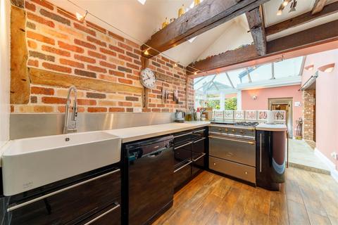 5 bedroom cottage for sale, Station Road, Harlington