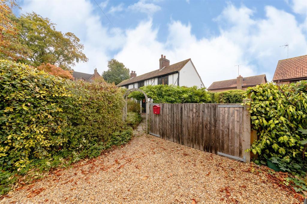 Entrance & Driveway
