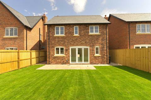 3 bedroom detached house to rent, Maes Sarn Wen, Four Crosses, SY22 6NT