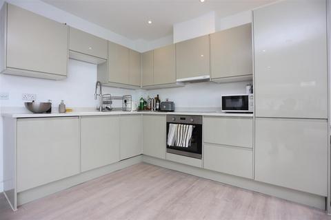 2 bedroom flat to rent, Wellington Road, Portslade