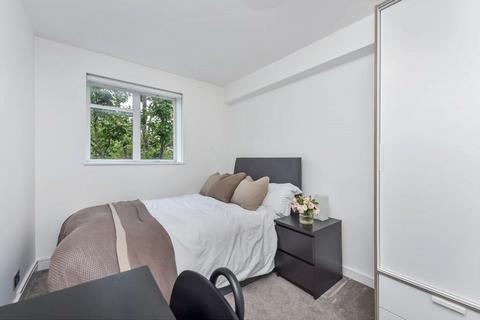 1 bedroom in a flat share to rent, Ladbroke Road, Holland Park, W11