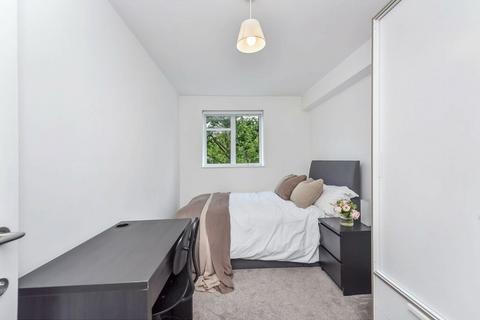 1 bedroom in a flat share to rent, Ladbroke Road, Holland Park, W11