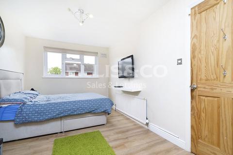 71 Rivington Crescent, London, NW7 2LF