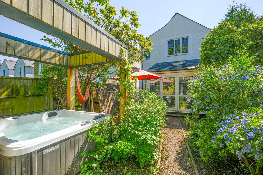 Florence Road, WaltononThames, KT12 3 bed detached house for sale £