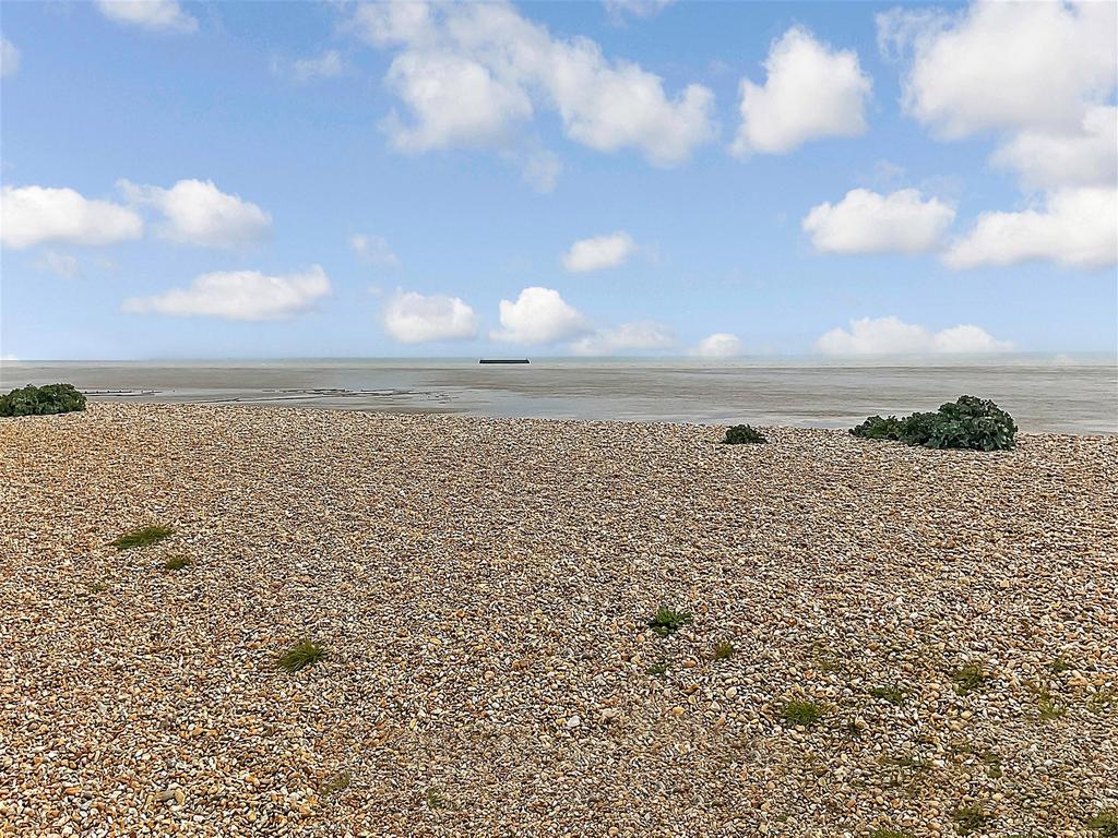 The Parade, Greatstone, Kent 2 bed ground floor flat for sale £350,000