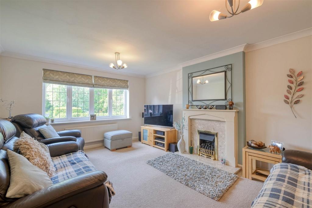 Royal Worcester Crescent, The... 4 bed detached house for sale £550,000