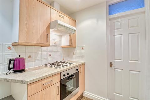 2 bedroom flat to rent, Long Row, Horsforth, Leeds, West Yorkshire, LS18