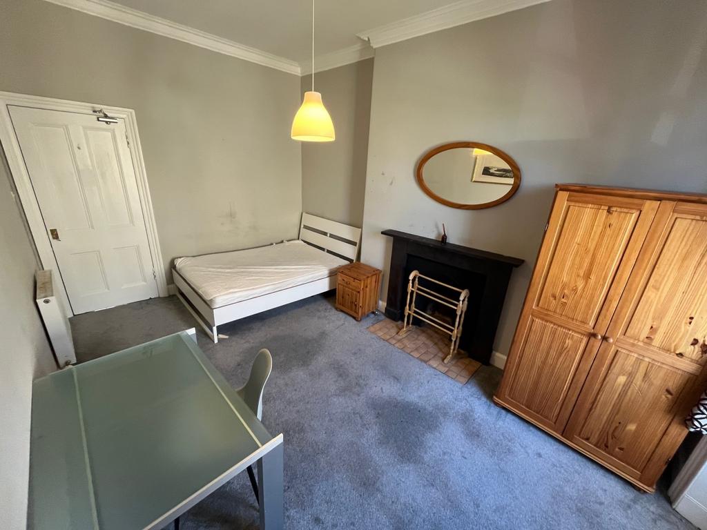 Bedroom 1 (2)