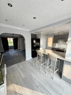 3 bedroom detached house to rent, Thirlmere Close, Leeds LS11
