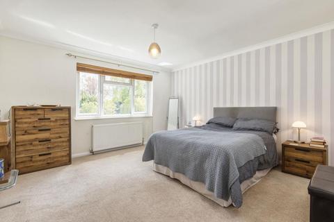 33 Oak Tree Close, Virginia Water, GU25 4JG